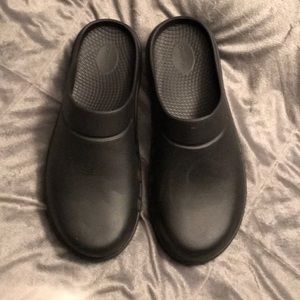 OOFOS Slip on. Men 12, Womens 14. Never Worn